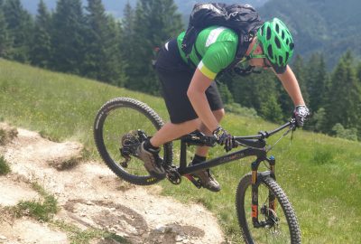 4 Dinge, die du für deine Downhill Bike Ausrüstung unbedingt benötigst